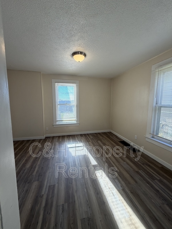 Photo - 32 Custer Ave