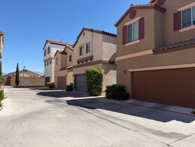 Photo - 3 bedroom 2 bath 2 car garage low maintenance