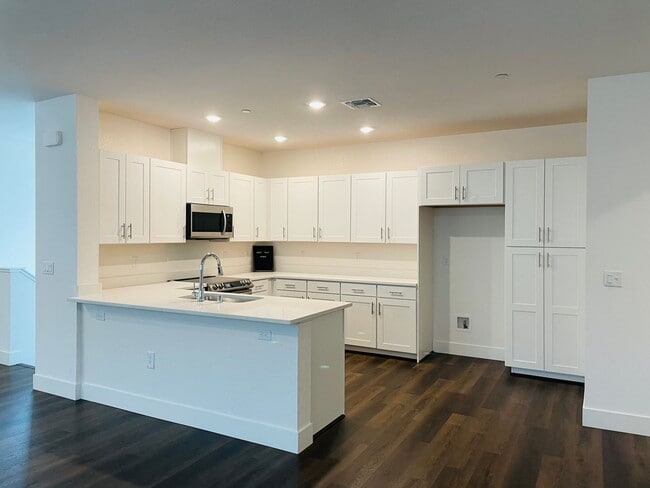 Photo - 5301 E Commerce Way Unidad 28101