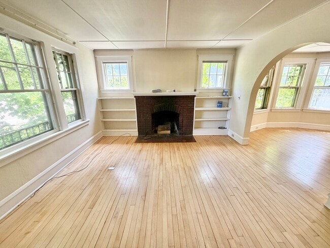 Photo - 3 Bedroom Apartment in Burlington VT Available NOW! OFF STREET PARKING, LAUNDRY, HEAT INCLUDED! Unit 1