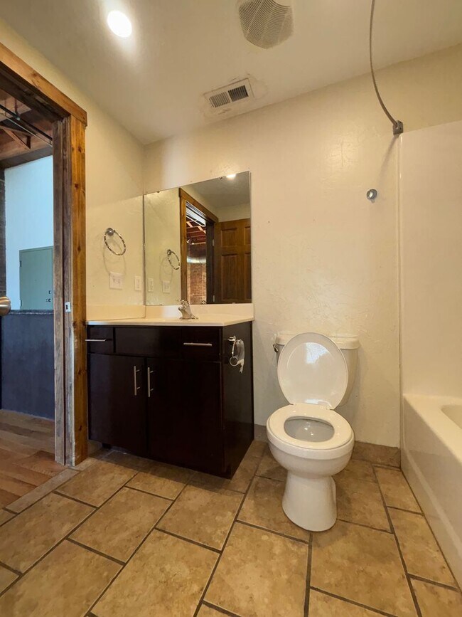 Photo - Large One Bedroom One bath Loft Apartment ... Unidad 229