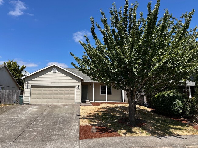 Building Photo - 3 Bedroom 2 Bath Single Family House