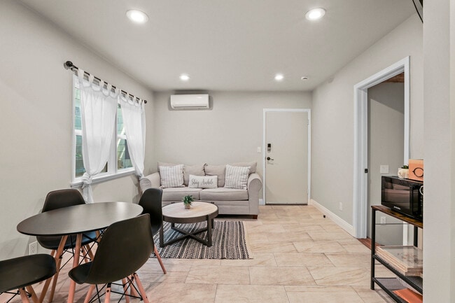 Área de sala de estar - 610 E Fairview Blvd Unidad 610
