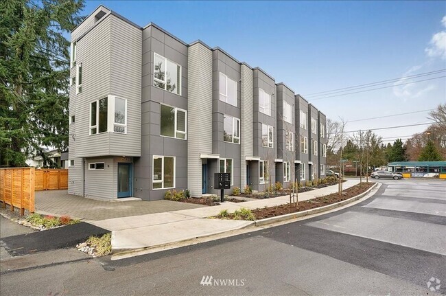 Building Photo - Stunning 2 Bedroom 2 Bath Townhouse!