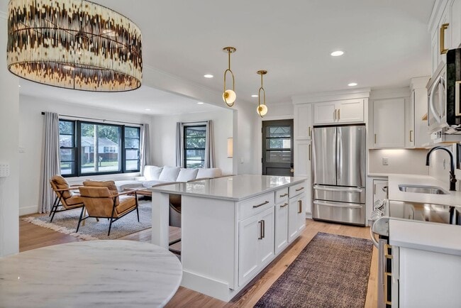 Building Photo - Beautifully furnished short-term rental in...