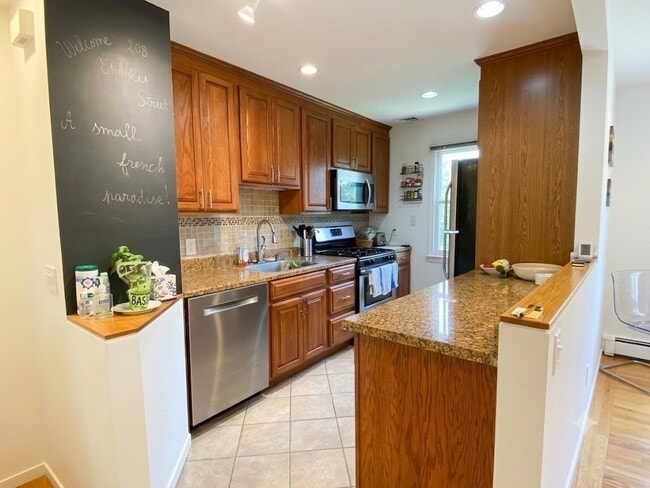 Photo - 208 Charles St
