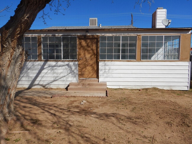 Building Photo - 614 W Atkins Ave