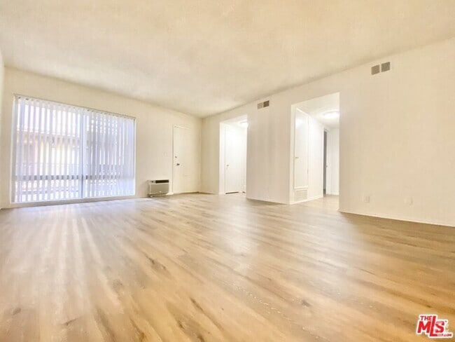 Building Photo - 1134 N Clark St Unit 304 Rental