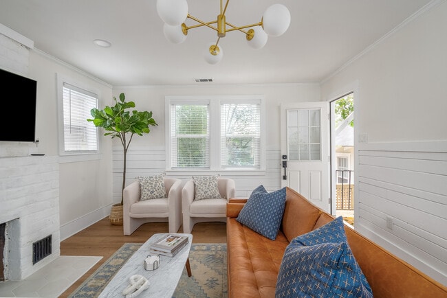 Photo - Maupas Newly Renovated Furnished Apartment