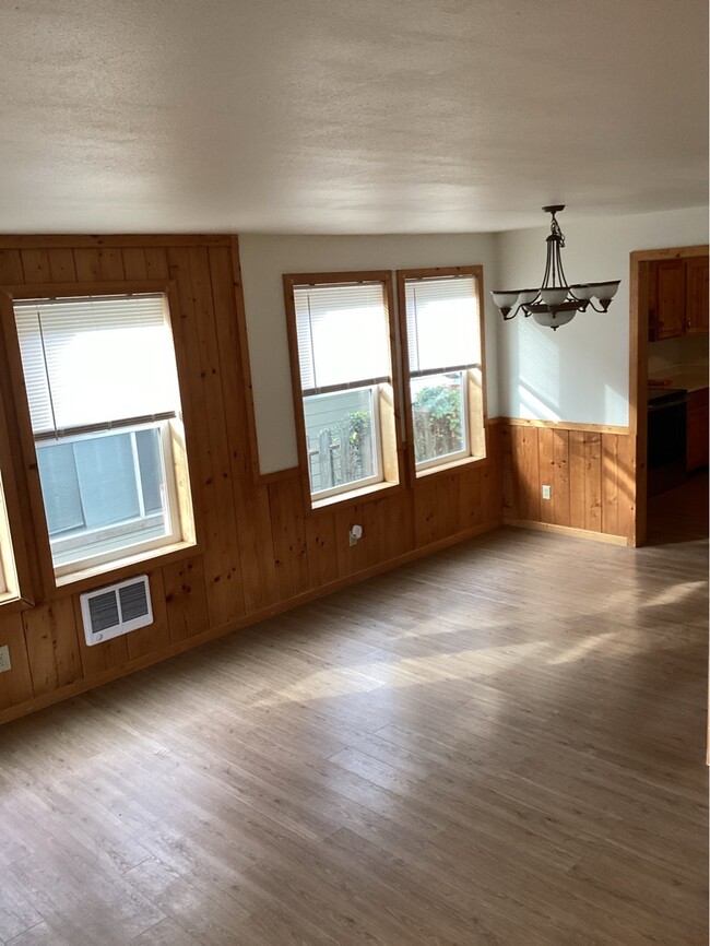 Photo - 747 NW High St