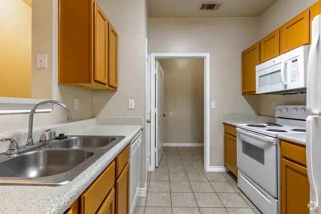 2BR, 1BA - 900SF - Kitchen
