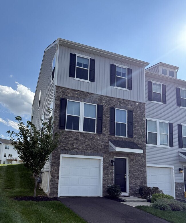 Photo - THREE BEDROOM/ END OF ROW TOWNHOME in Sout...