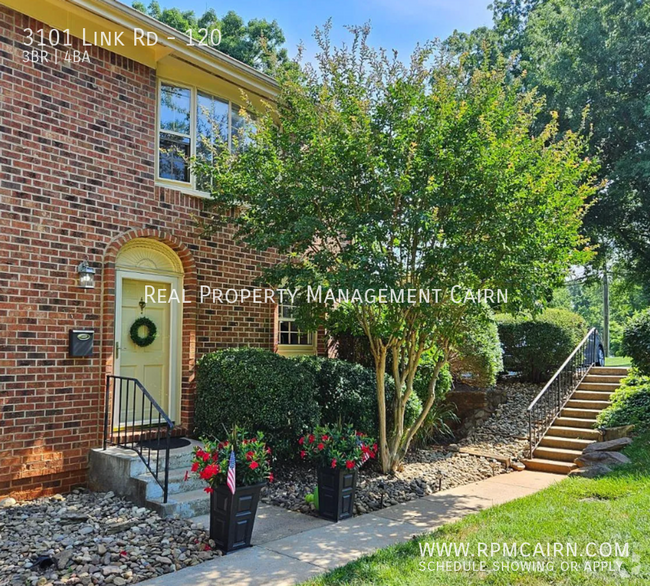 Building Photo - Large Townhouse with Private Back Patio an...