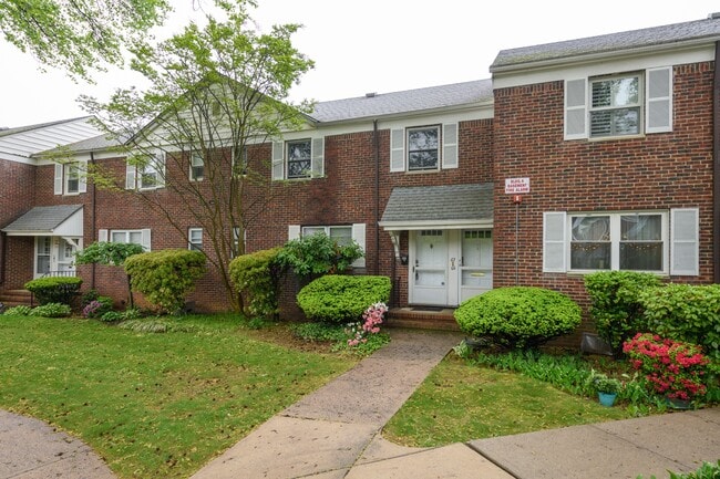 Building Photo - 66 Manor Dr Unit 609