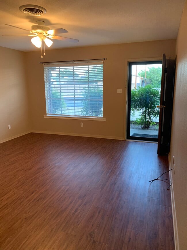 Building Photo - 1700 Scurry St Rental