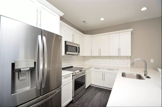 Photo - 660 SE Greyson Ln