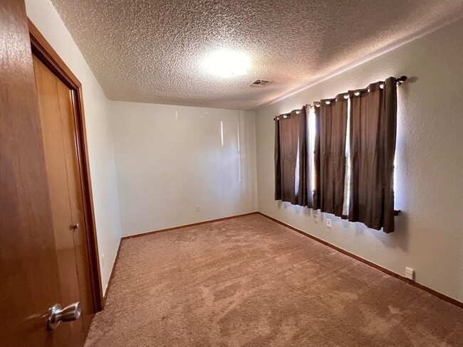 Photo - 928 N County Line Rd Townhome