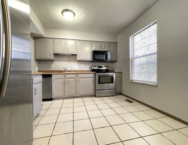 Photo - 2413 Edmonton Rd