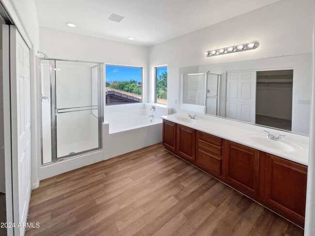 5322 W La Salle St