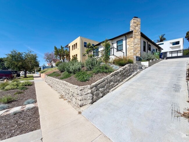 Building Photo - 4239 1/2 West 64th Street Unit 4239 1/2