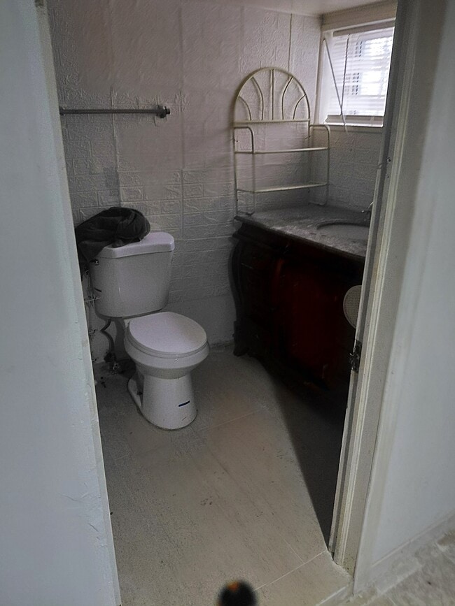 Building Photo - 1037 E Philadelphia St Unit First floor