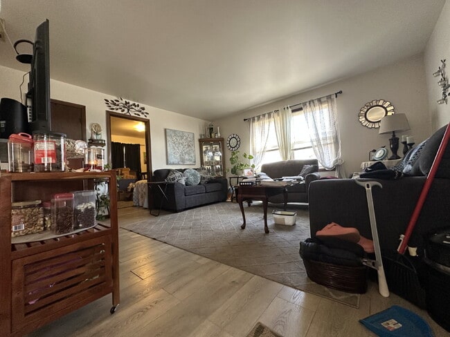 Building Photo - Charming 2 Bedroom, 1 Bathroom Northside Apartment- Available June 1st!! Unit 3