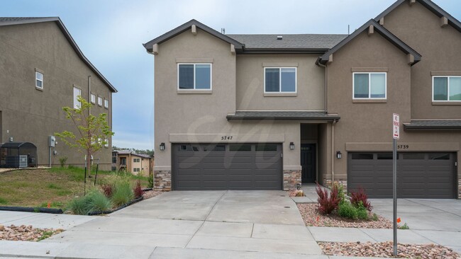 Building Photo - Westside End Unit Townhouse