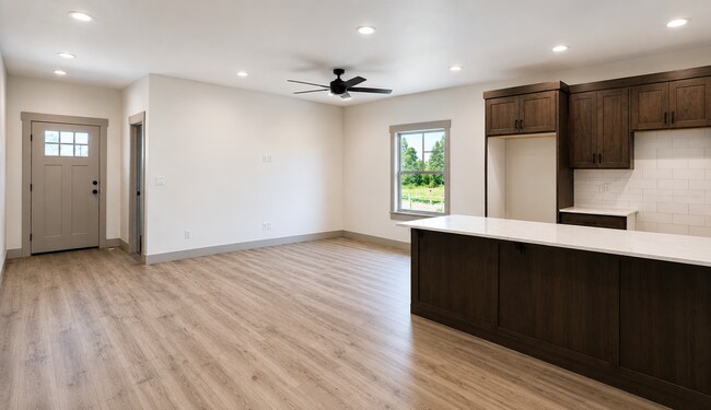Building Photo - 654 3511 Unit #1