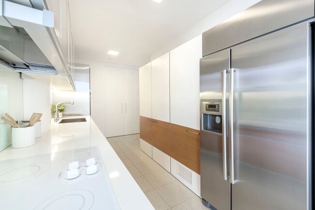 Building Photo - FANTASTIC 1 Bedroom at Veer Towers.