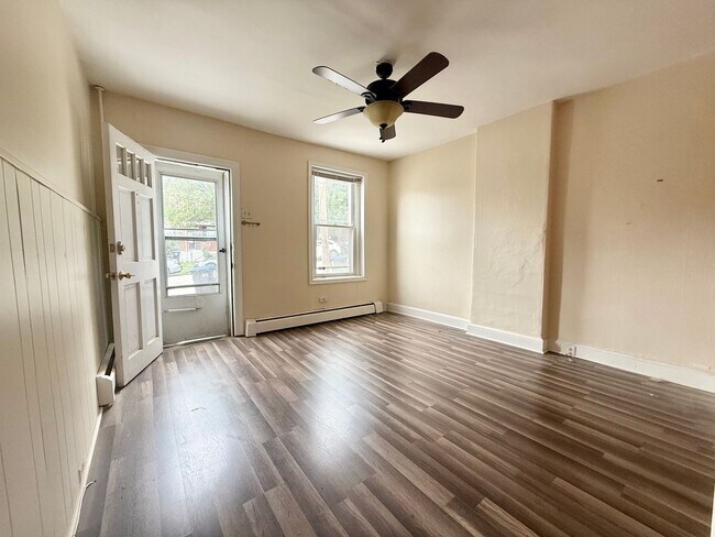Building Photo - Charming 2-Bedroom Home with Backyard in t...