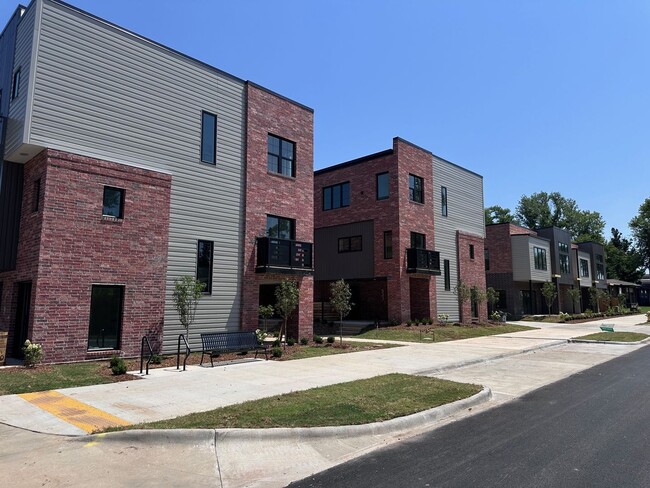 Building Photo - ***933 SE 10th Street***