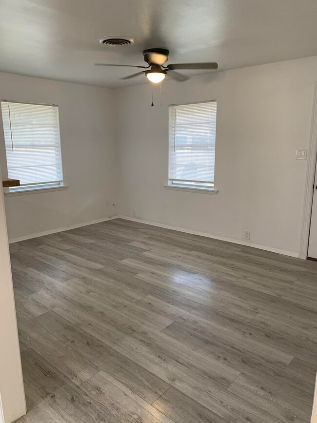 Photo - 906 E Walnut St