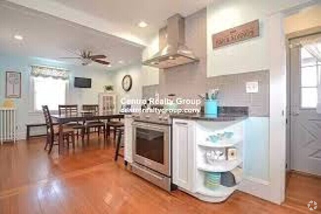 Building Photo - High-End Finishes. The Unit is in a Good c... Rental
