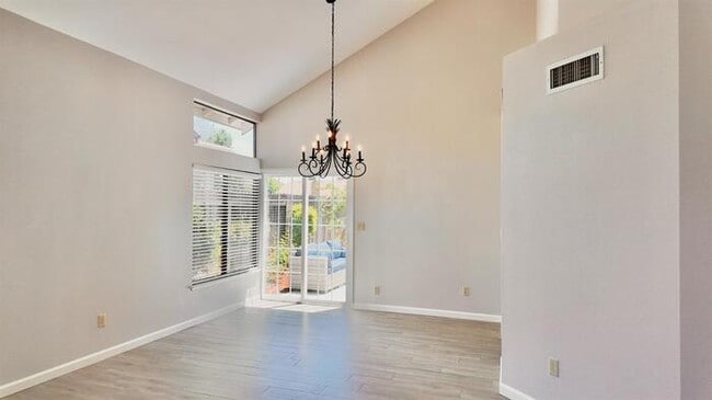 Photo - 102 Davis Ct