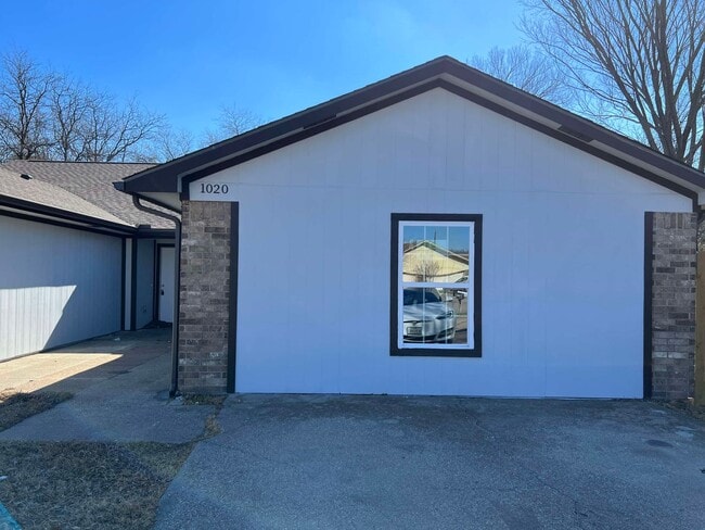 Building Photo - 1020-1022 Vera Court Unit 1020