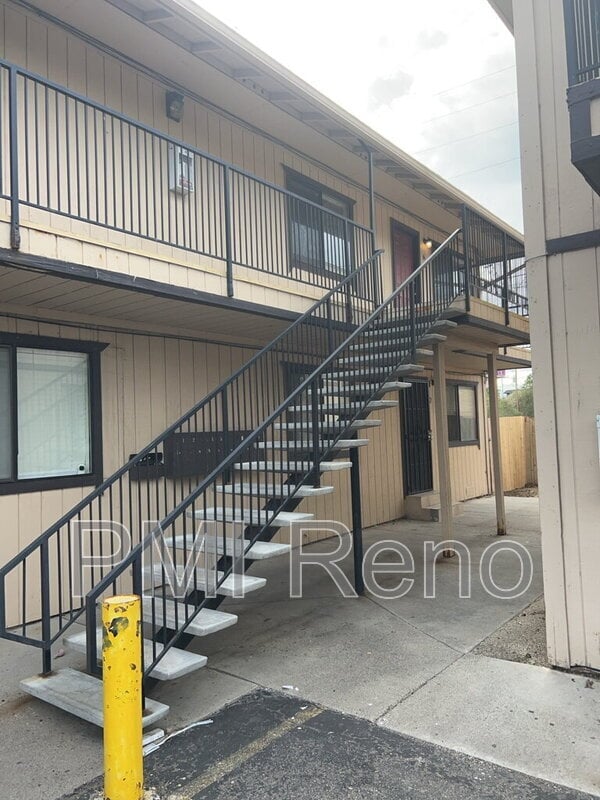 Building Photo - 690 Field St Unit Apt 6