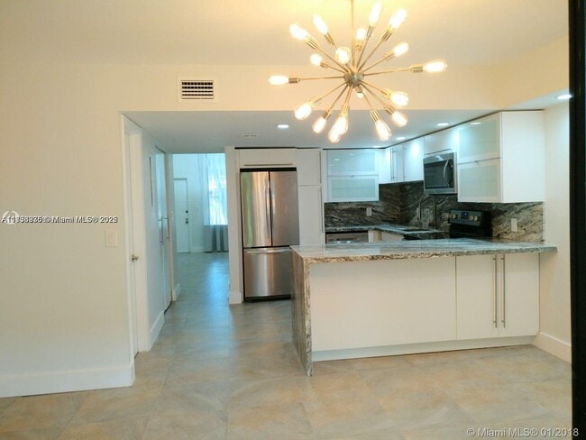 Photo - 589 N University Dr