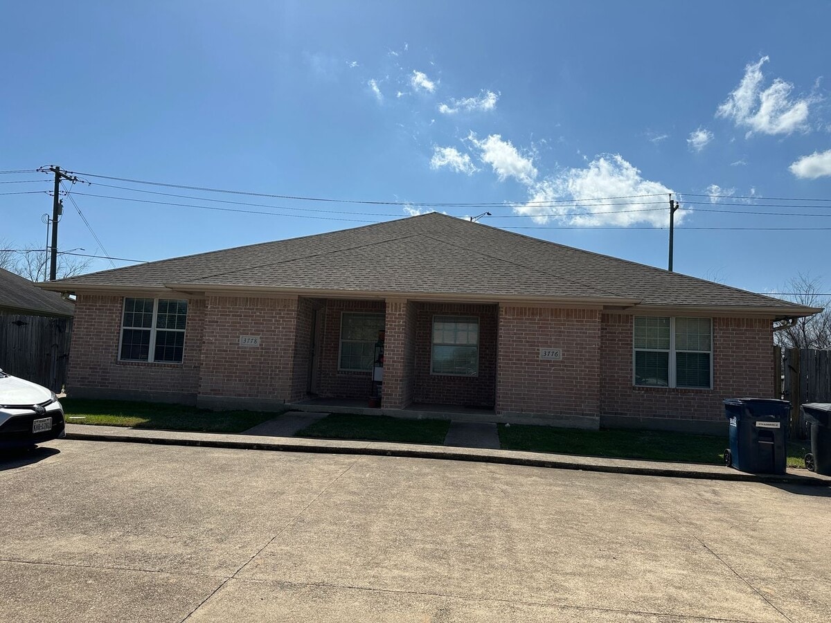 Photo - College Station -3-Bedroom / 3 -Bath Duplex - Fenced in back yard