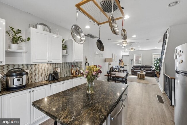 Photo - 2139 Montrose St