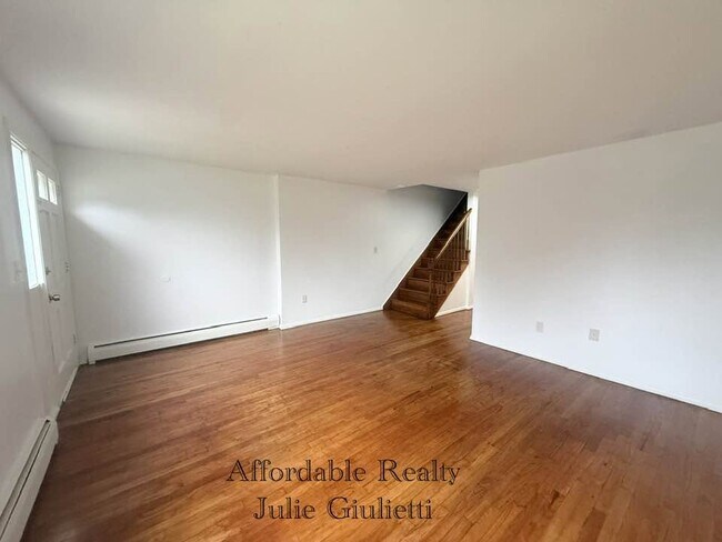 Tomshir Apartments