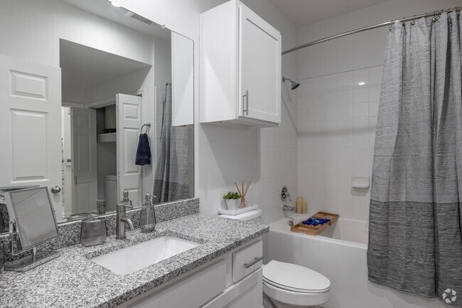 1BR, 1BA - 674SF - Bathroom
