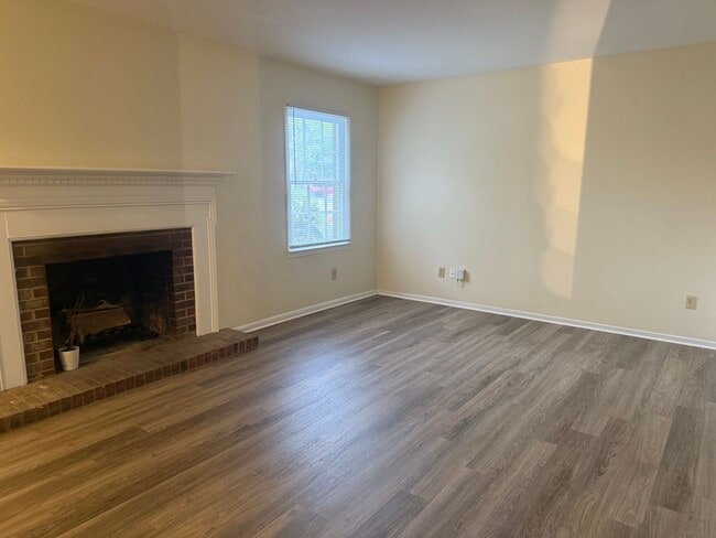 Photo - Adorable 3 Bedroom 1.5 Bath Off Regents Park Lane