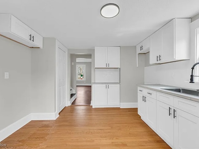 Building Photo - 1244 W 69th St