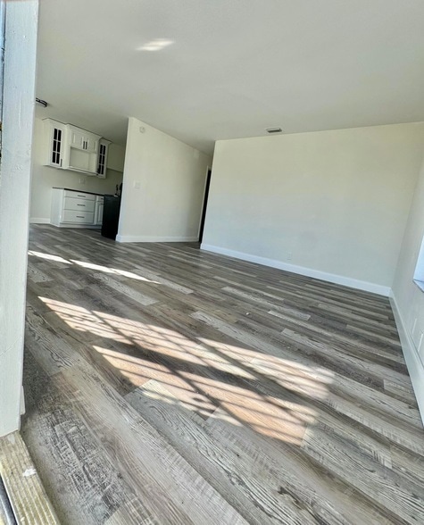 Photo - 1146 W 24th St