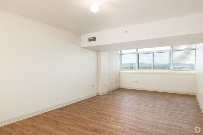 1 habitación, 1 baño - 750 pies cuadrados - Sala de estar - Highland West Senior Citizens Apartments