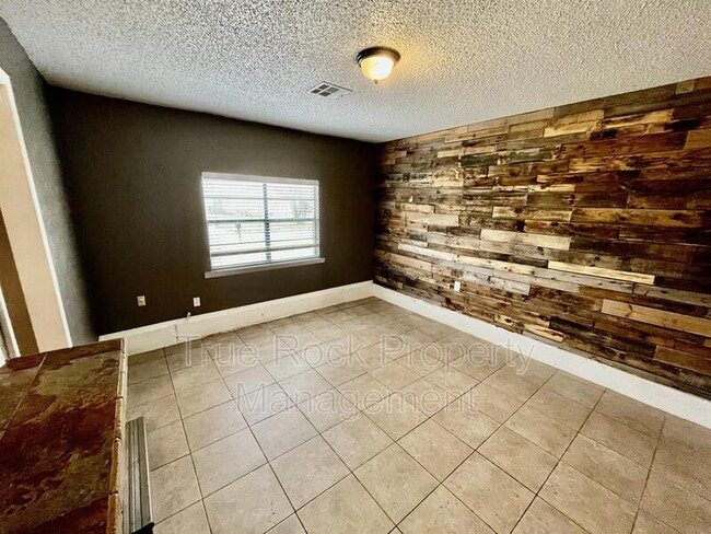 Photo - 928 Charles Dr