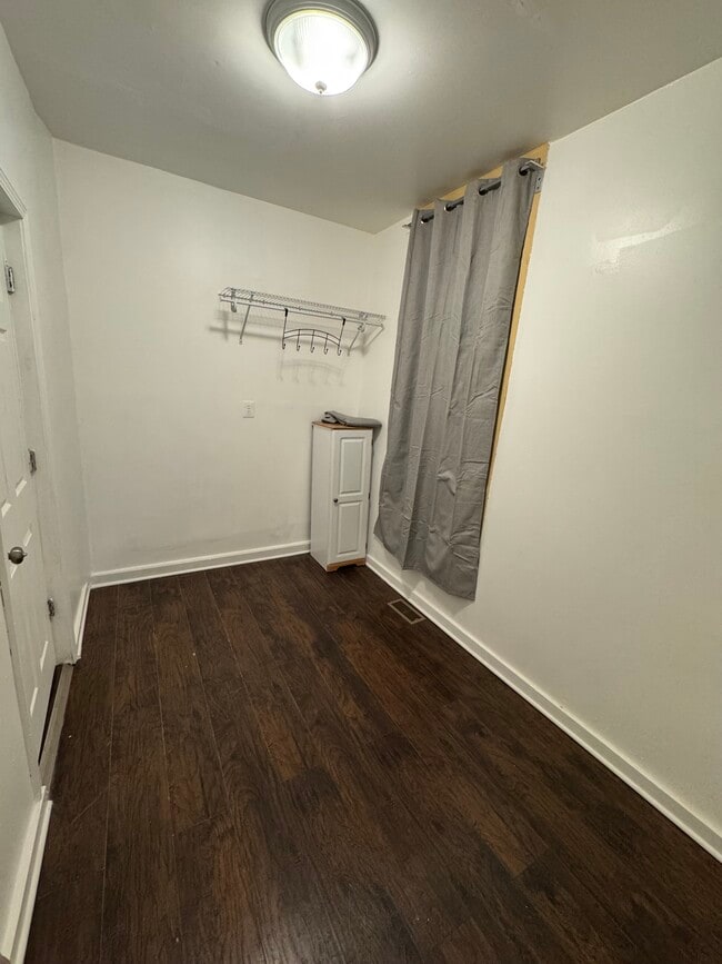 Room #1 - 917 W 35th St Unit 1F
