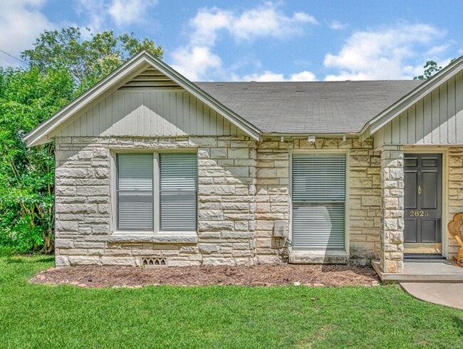 Building Photo - Newly Updated 2BD 1BA Duplex Home - Available Now! Unit 2825 Columbus Ave
