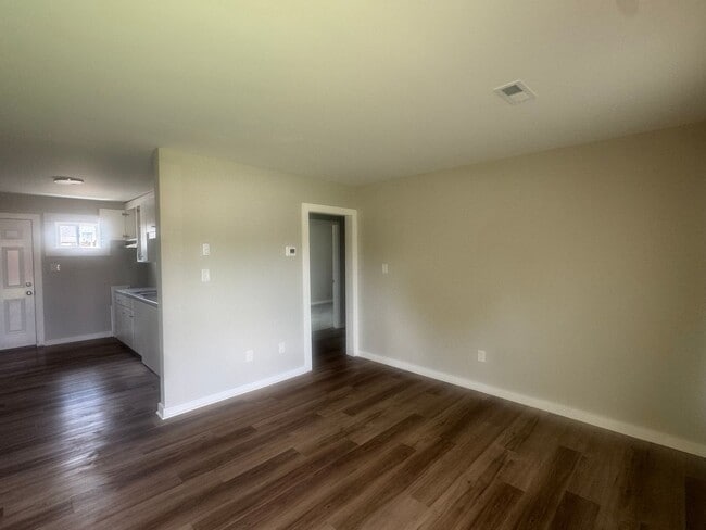 Building Photo - Ligustrum Ct Unit 100
