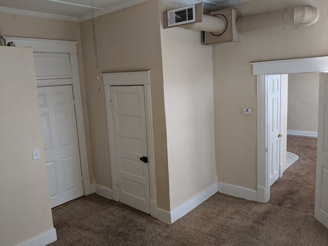 Photo - 319 W B St